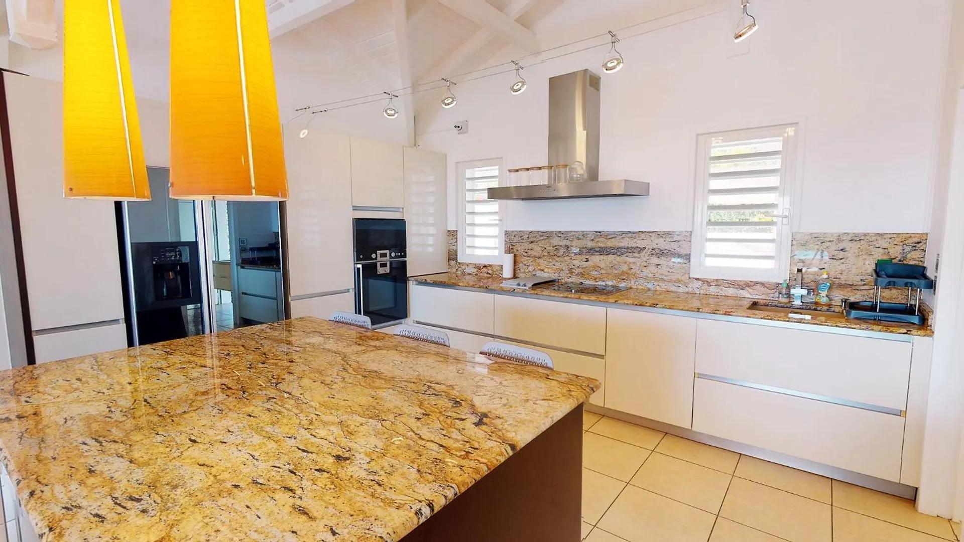 Villa L'Hacienda: Seaside Luxury with Pool, Jacuzzi & Garden Saint-Francois