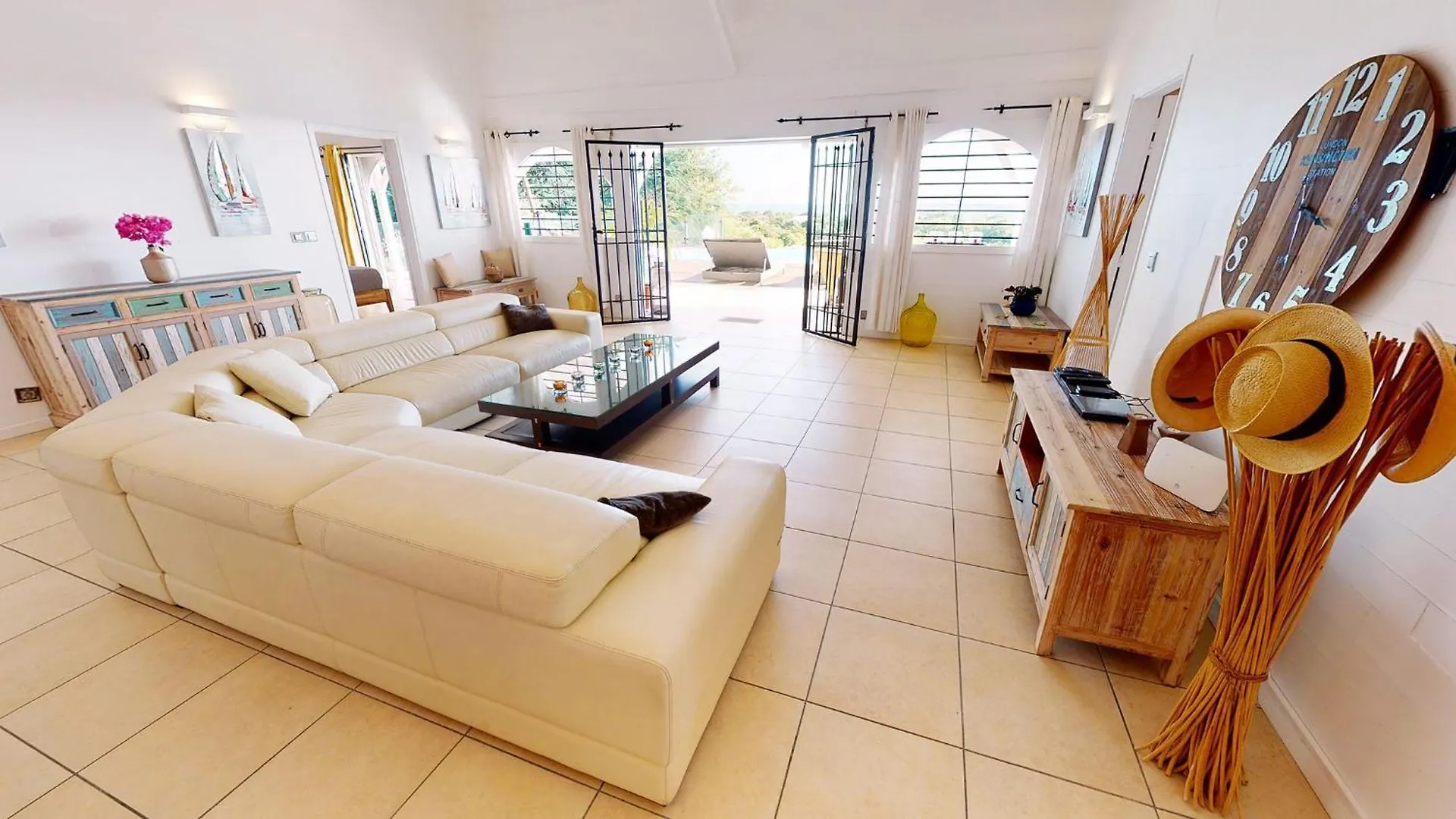 Villa L'Hacienda: Seaside Luxury with Pool, Jacuzzi & Garden Saint-Francois