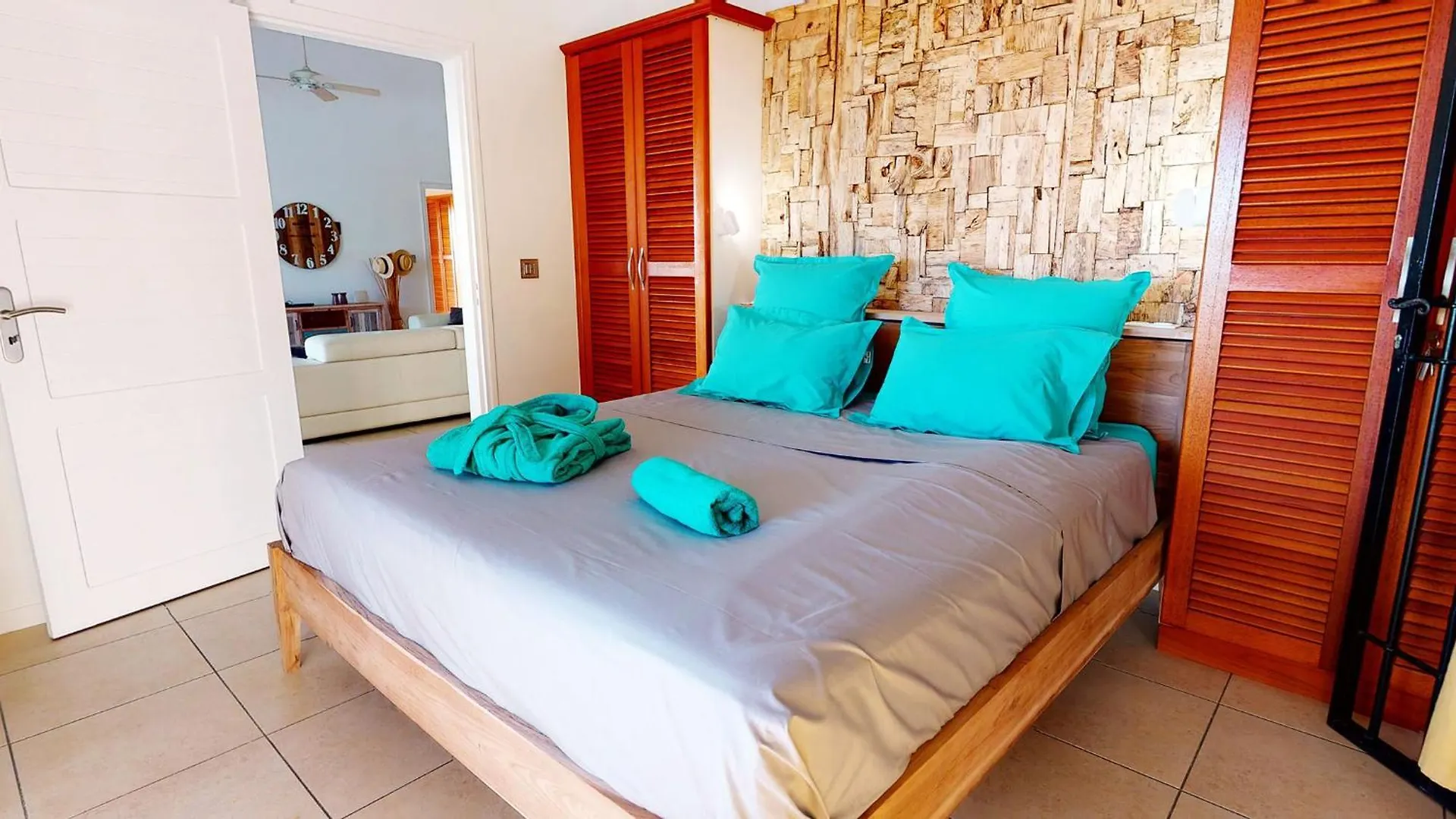 Villa L'Hacienda: Seaside Luxury with Pool, Jacuzzi & Garden Saint-Francois