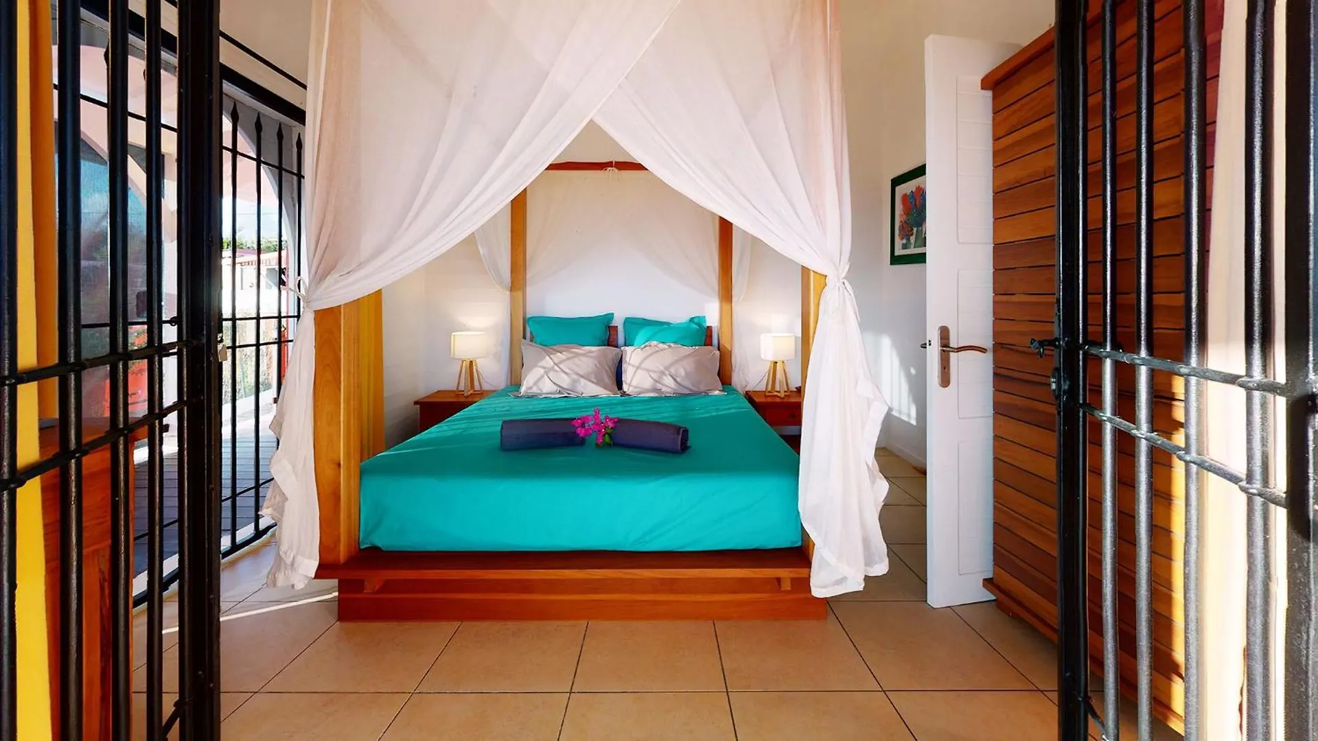 Villa L'Hacienda: Seaside Luxury with Pool, Jacuzzi & Garden Saint-Francois